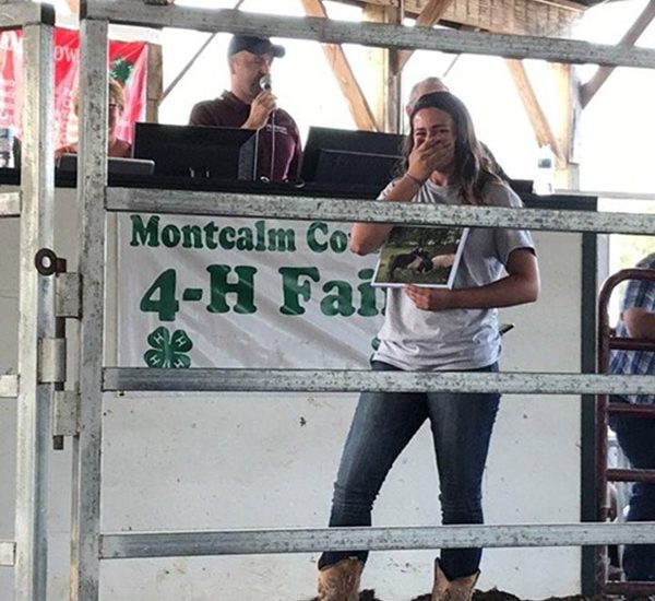 Woman comes to livestock auction to sell her hog to help her ailing cousin, receives overwhelming support