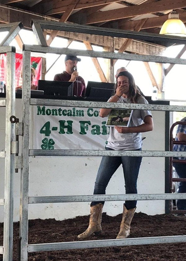 Woman comes to livestock auction to sell her hog to help her ailing cousin, receives overwhelming support