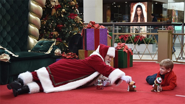 US malls are opening early so that kids with autism can enjoy their Santa time in a calm environment