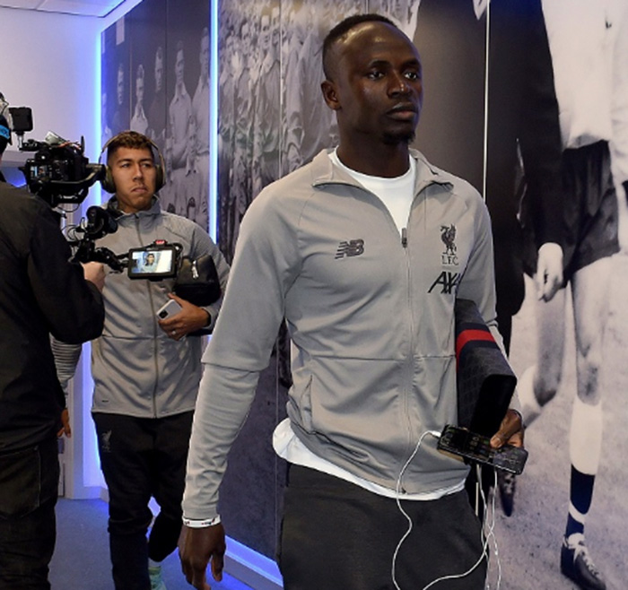 Why millionaire footballer Sadio Mane carries a cracked iPhone?