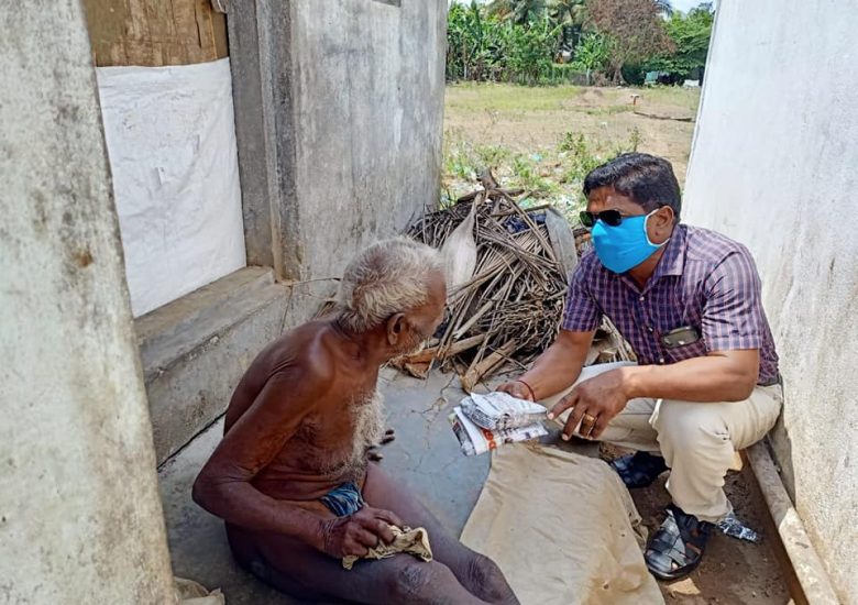 With the help of local people, this Indian Principal served 10,000 cooked meals to seniors during COVID-19 lockdown