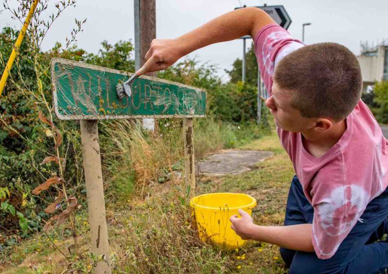 Teenage hero utilizes the lockdown period to clean dirty road signs and cut overgrown hedges