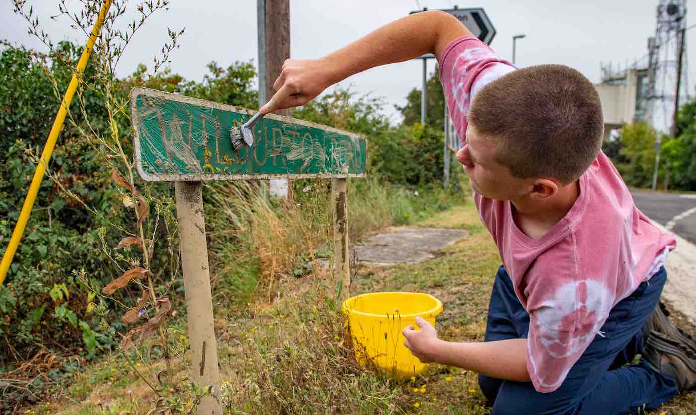 Teenage hero utilizes the lockdown period to clean dirty road signs and cut overgrown hedges